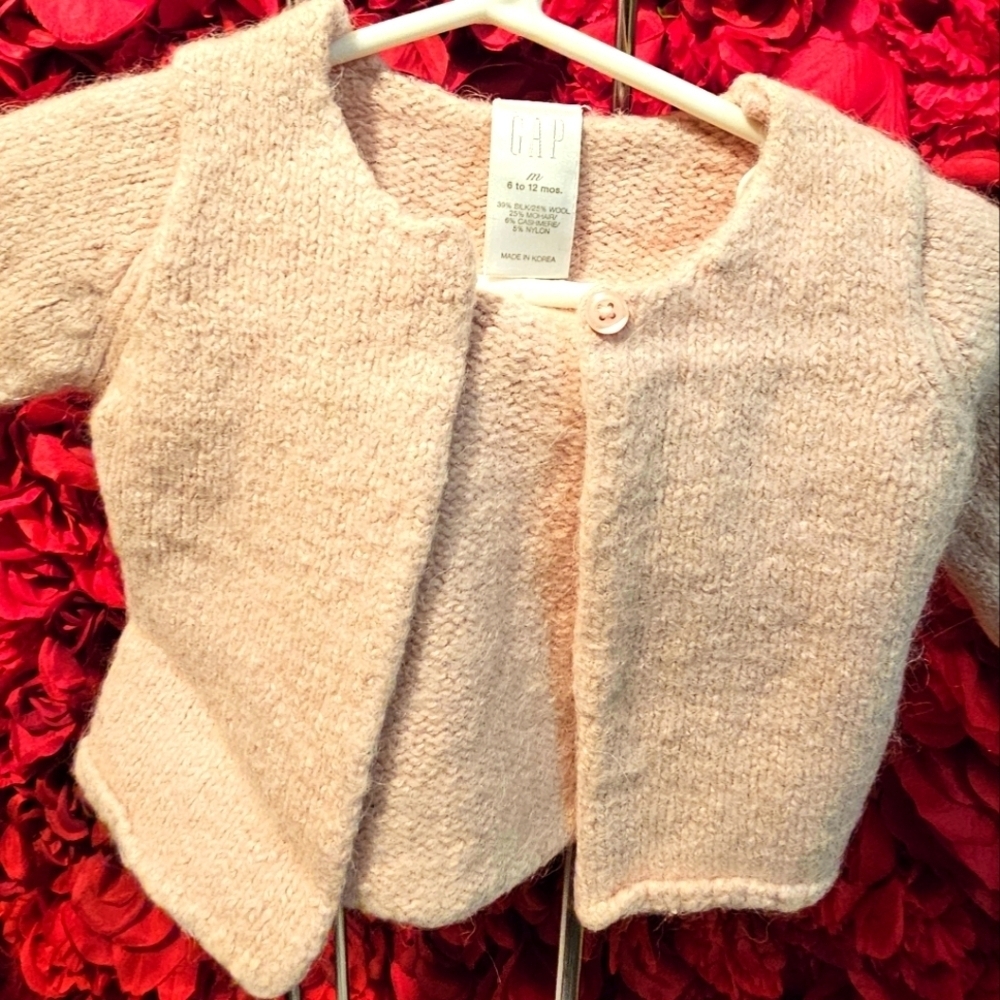 Gap 6-12 months sweater, missing loop to latch button